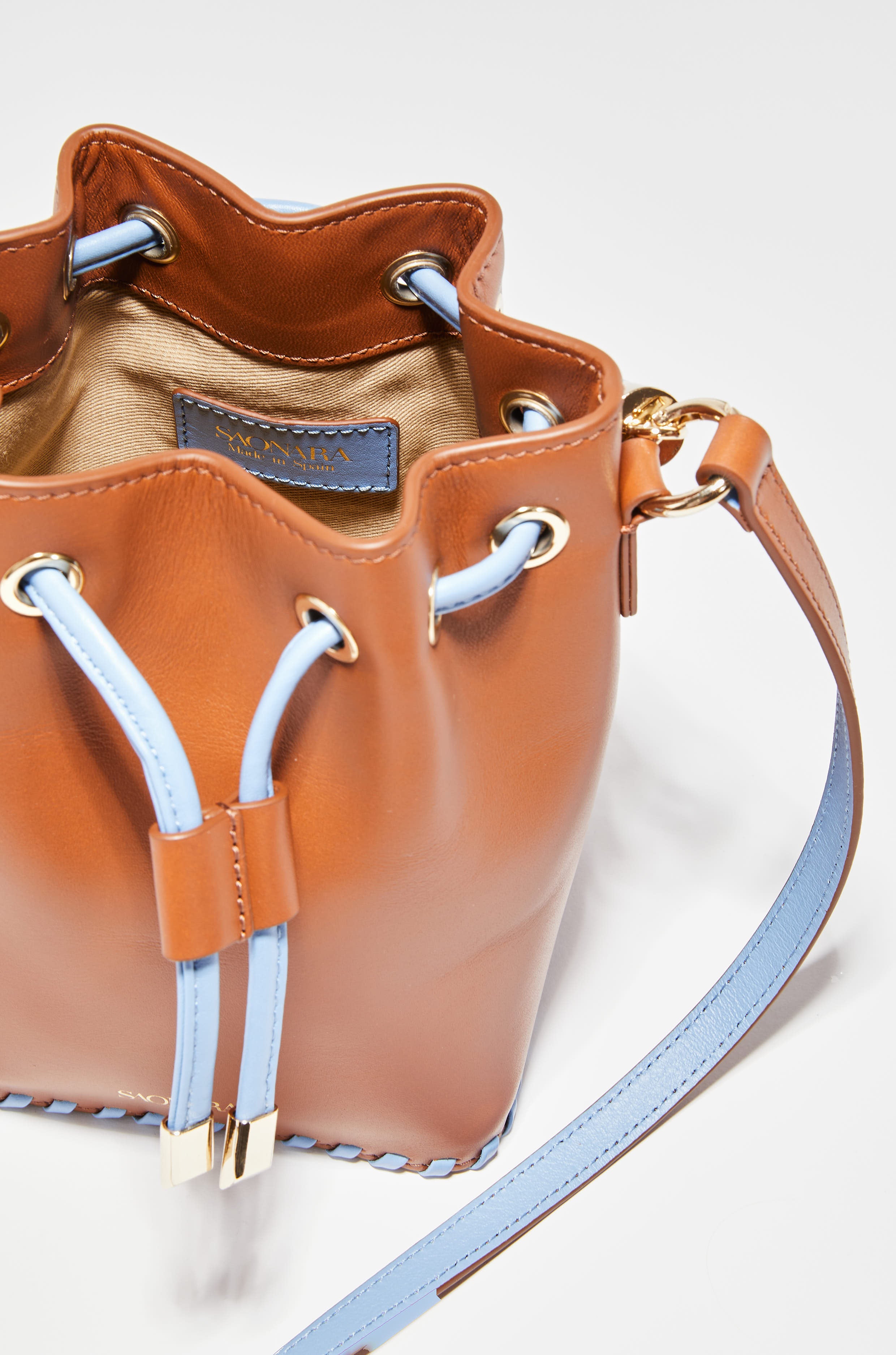 SAONARA MINI BUCKET CARAMELO / BLUE SKY PIEL