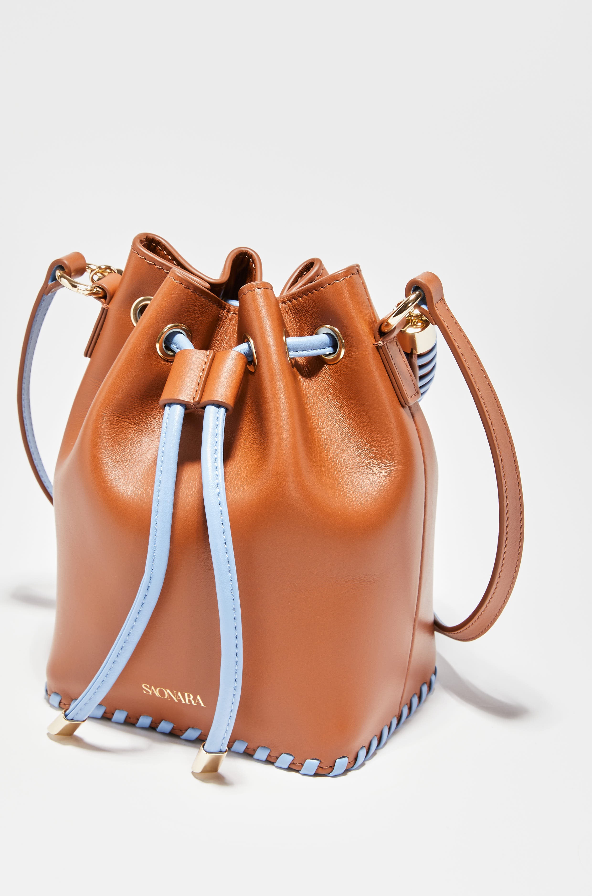 SAONARA MINI BUCKET CARAMELO / BLUE SKY PIEL